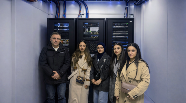 B2B Group-da tələbələr üçün İT infrastrukturu üzrə praktiki tanışlıq